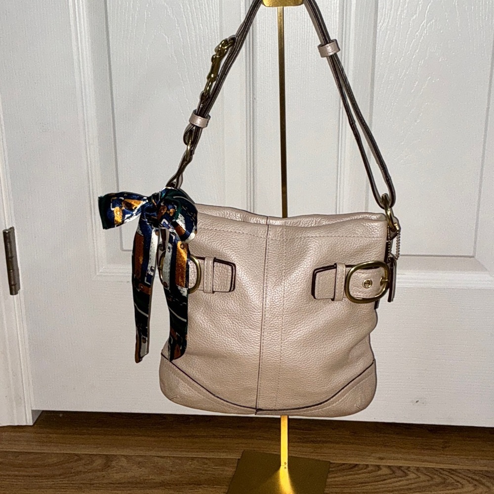 🎯NWT Coach Pebbled Leather Shoulder Bag in Light Beige with Dark Brown Strap